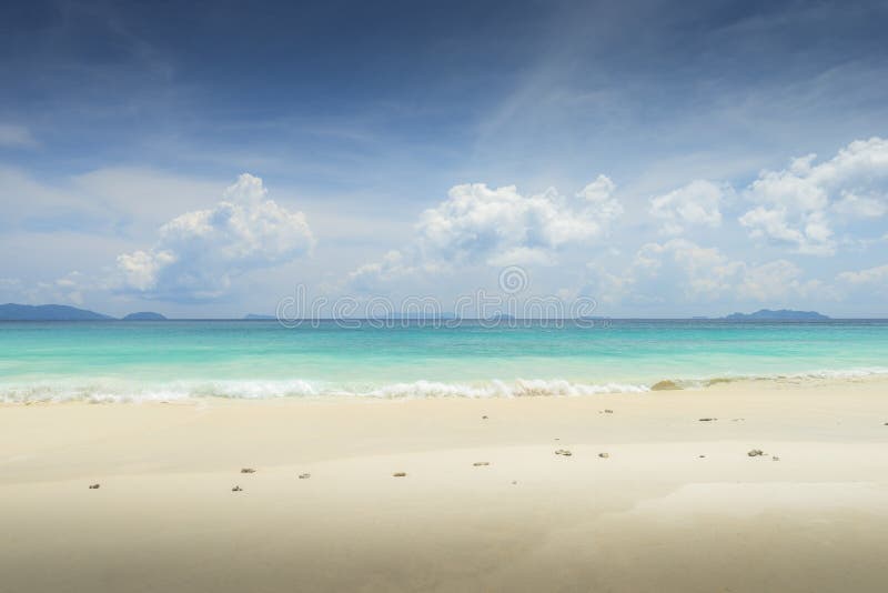 Fundo tropical bonito da praia da opinião do mar com horizonte s azul imagem de stock Fundo tropical bonito da praia da opinião do mar com horizonte s azul imagem de stock