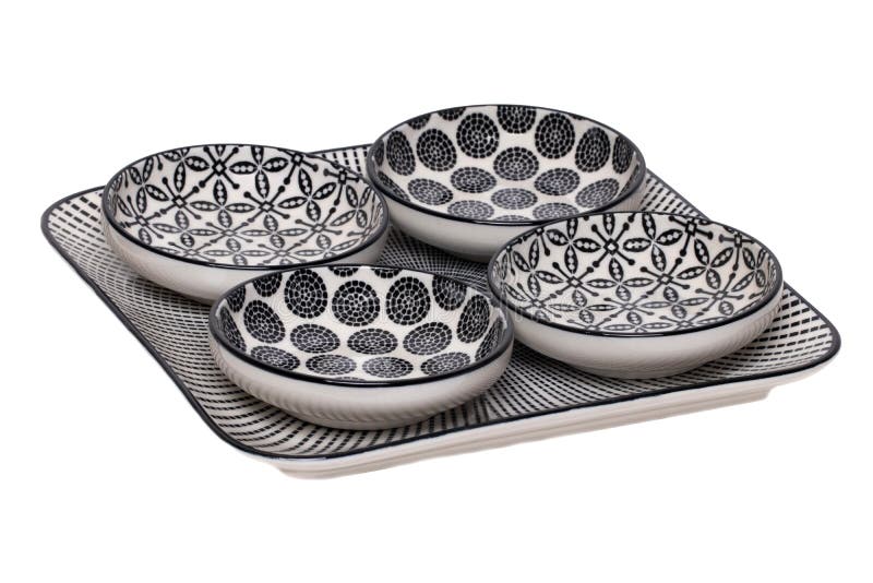 Fundo vazio das bacias Macro de uma placa decorativa com as quatro bacias isoladas em um fundo branco Mercadorias da cozinha imagem de stock Fundo vazio das bacias Macro de uma placa decorativa com as quatro bacias isoladas em um fundo branco Mercadorias da cozinha imagem de stock
