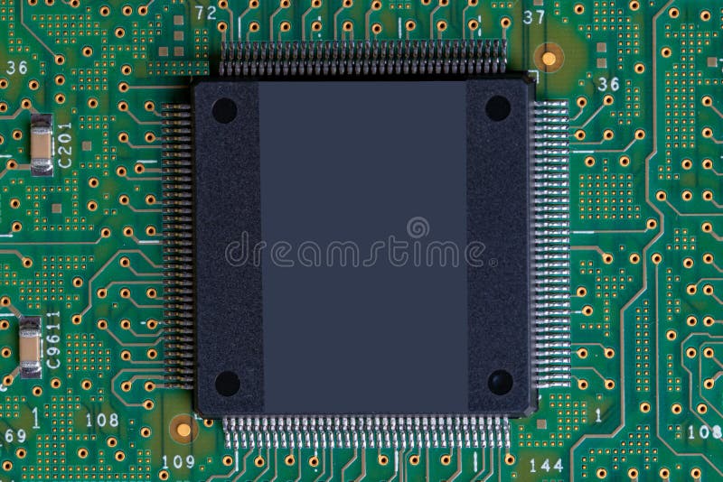 Fundo verde da tecnologia Imagem do detalhe do close up de uma microplaqueta grande com muitos pés na placa de circuito eletrônic fotos de stock Fundo verde da tecnologia Imagem do detalhe do close up de uma microplaqueta grande com muitos pés na placa de circuito eletrônic fotos de stock