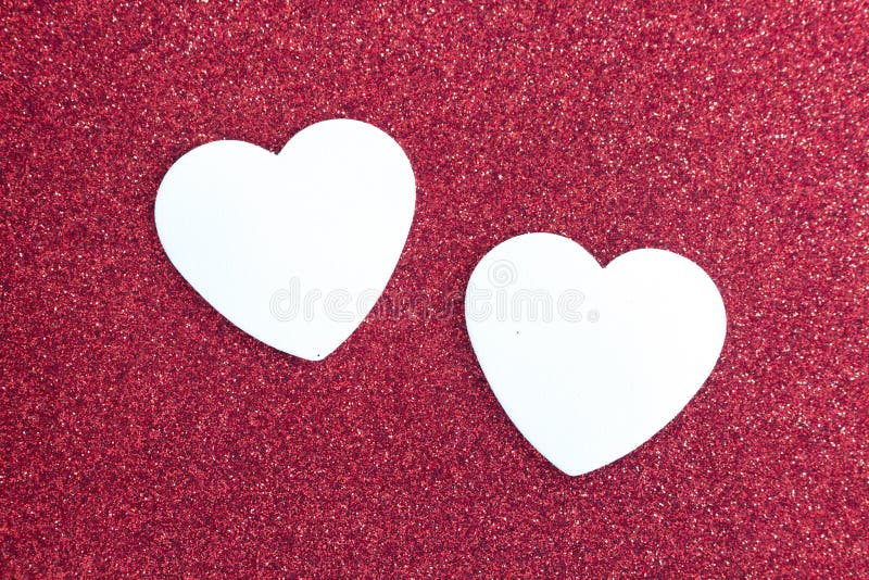 Download Fundo Vermelho Do Brilho E Dois Corações Brancos Imagem de Stock - Imagem de vermelho, shimmering: 65579579