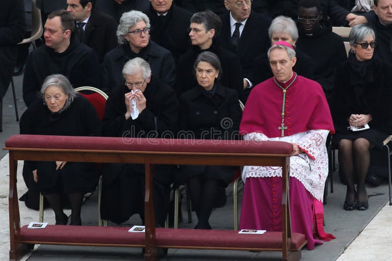 Funeral do papa francis em st. peters basilica no vaticano celebra a missa para o funeral do papa emérito