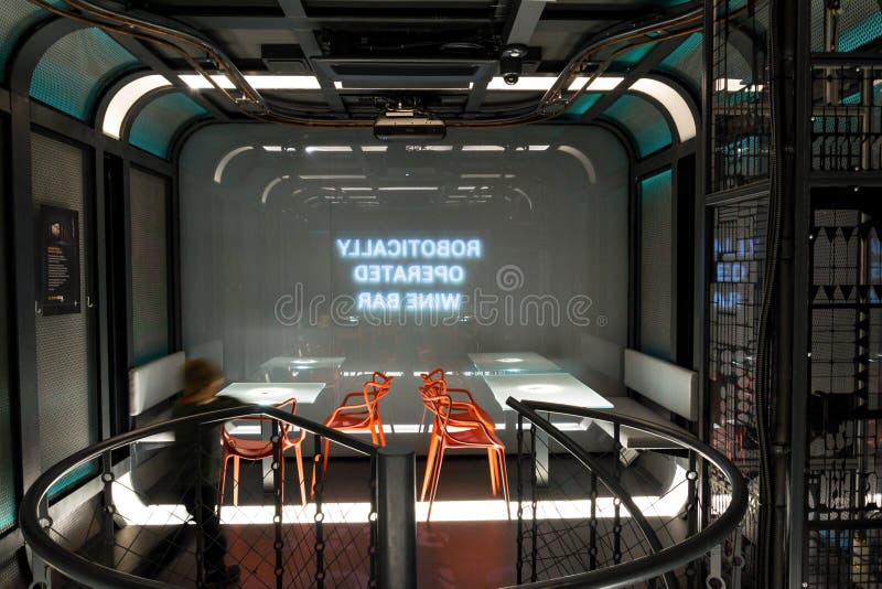 Fungerade Robotically den futuristiska winebar restaurangen Cyberdog i Prague, Tjeckien royaltyfria bilder Fungerade Robotically den futuristiska winebar restaurangen Cyberdog i Prague, Tjeckien royaltyfria bilder