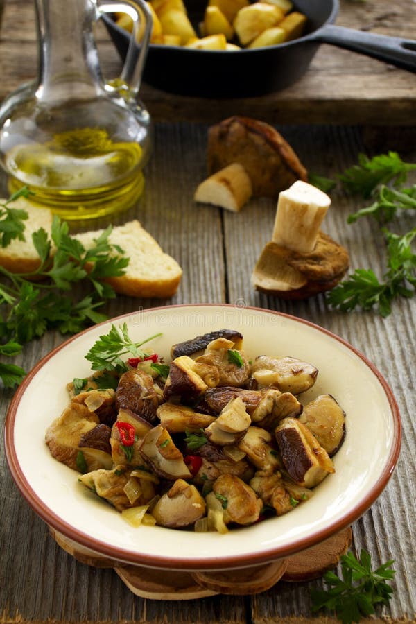 Funghi Arrostiti Di Porcini Immagine Stock Immagine di caldo, funghi 40809145