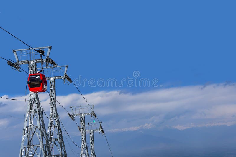Funiculaire rouge sur le ciel bleu avec le fond de nuage au Cachemire, Ind images stock Funiculaire rouge sur le ciel bleu avec le fond de nuage au Cachemire, Ind images stock