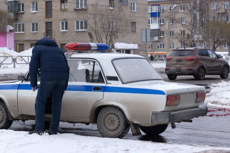 Funkcjonariusza policji słóżba ratownicza samochodowego jeżdżenia ulica z syreny światła mruganiem fotografia royalty free Funkcjonariusza policji słóżba ratownicza samochodowego jeżdżenia ulica z syreny światła mruganiem fotografia royalty free