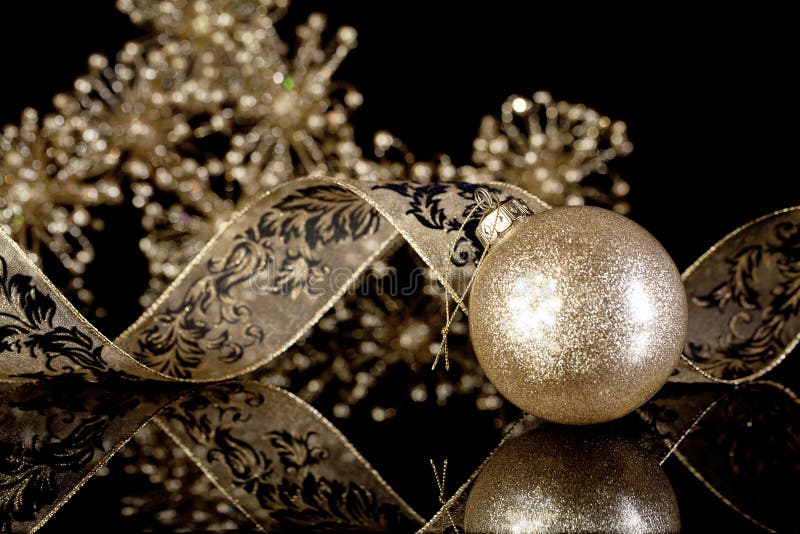 Funkeln-Goldweihnachtsverzierung stockbild Funkeln-Goldweihnachtsverzierung stockbild