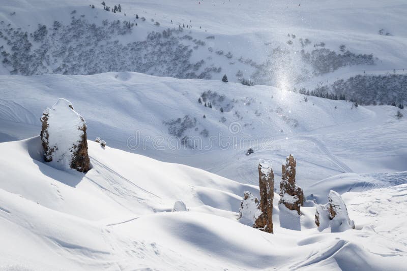 Funkelnde Schneeflocken über Felsen an einem schönen sonnigen Tag in der ursprünglichen alpinen Landschaft Ruhige und ruhige Wint lizenzfreies stockfoto Funkelnde Schneeflocken über Felsen an einem schönen sonnigen Tag in der ursprünglichen alpinen Landschaft Ruhige und ruhige Wint lizenzfreies stockfoto