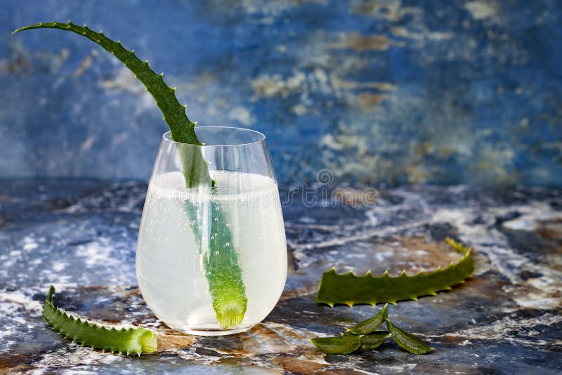 Funkelndes tadelloses Gin Tonic der Gurke sprudeln mit Aloe Vera auf Marmortabelle Kopieren Sie Platz Dracheendstückcocktail für lizenzfreies stockbild Funkelndes tadelloses Gin Tonic der Gurke sprudeln mit Aloe Vera auf Marmortabelle Kopieren Sie Platz Dracheendstückcocktail für lizenzfreies stockbild