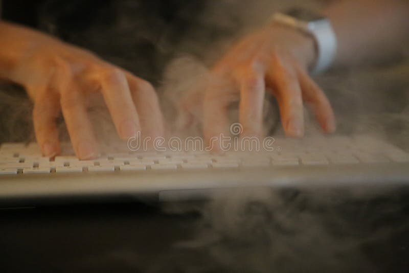 Funktionsduglig dator för kvinnlig rökare arkivbilder Funktionsduglig dator för kvinnlig rökare arkivbilder