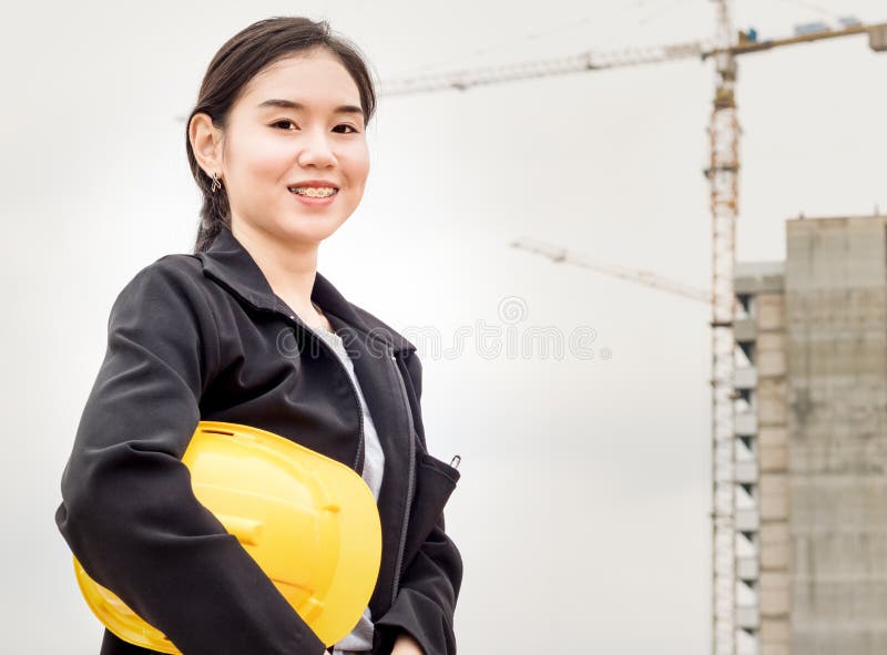 Funktionsduglig hållande hardhat för tekniker arkivfoto Funktionsduglig hållande hardhat för tekniker arkivfoto