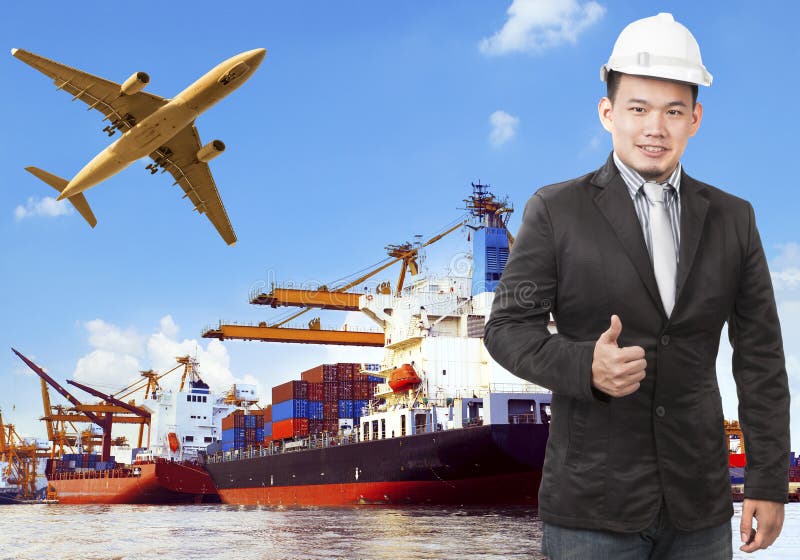 Funktionsduglig man och kommersiellt skepp på port- och flygfraktnivåflyi arkivbild Funktionsduglig man och kommersiellt skepp på port- och flygfraktnivåflyi arkivbild