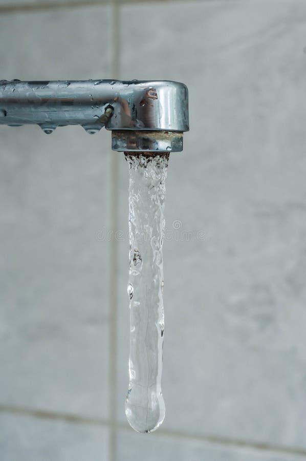 Funktionsst? rungen der Hauptsanit? reinrichtung vom hohen Alter. Gefrorener Rahmen des Wassers flie? end vom Hahn in das Badezimmer