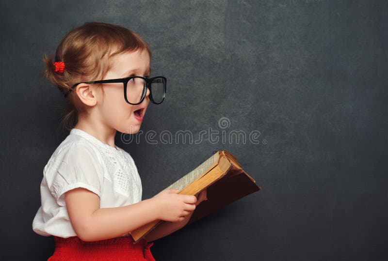 Fată amuzantă și fericită din școală cu cărți de pe tablă royalty free stock photo