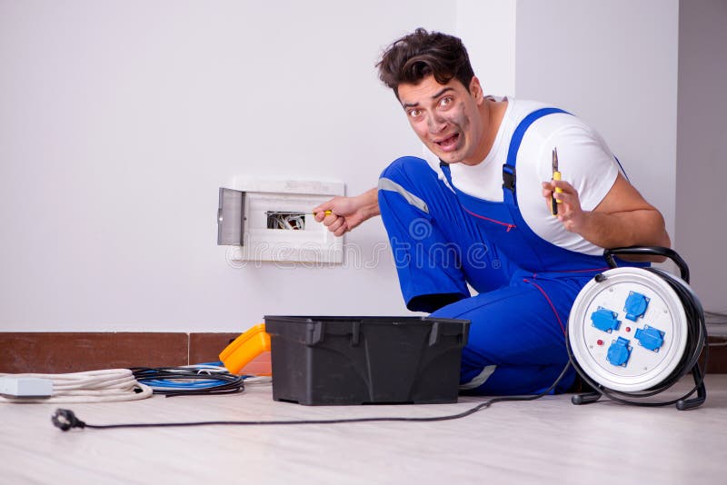 The funny man doing electrical repairs at home