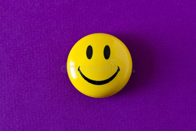 Huy hiệu mặt cười là cách tuyệt vời để thể hiện tinh thần tích cực và niềm vui. Hình ảnh này sẽ khiến bạn muốn sở hữu ngay một chiếc huy hiệu mặt cười để tăng thêm sự thú vị trong cuộc sống của bạn!