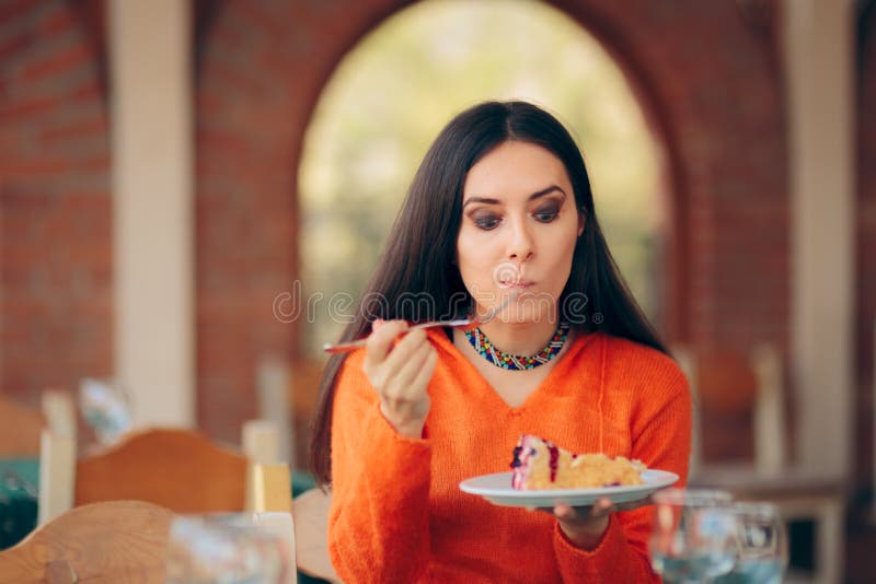 Funny Woman Eating Cake in a Restaurant stock photography Funny Woman Eating Cake in a Restaurant stock photography