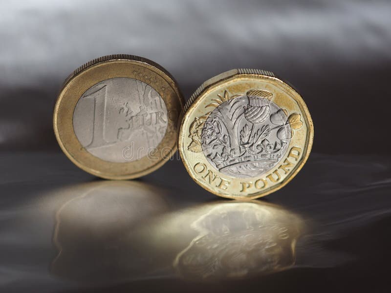 1 funt i 1 euro moneta nad metalu tłem zdjęcie stock 1 funt i 1 euro moneta nad metalu tłem zdjęcie stock
