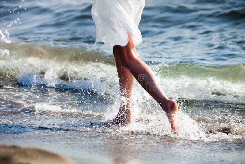 Funzionamento alla spiaggia sabbiosa immagini stock Funzionamento alla spiaggia sabbiosa immagini stock