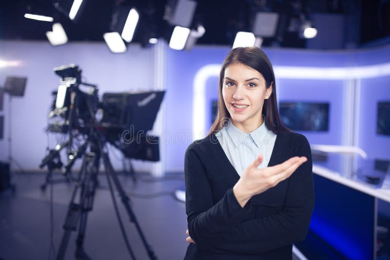 Funzionamento del giornalista della donna come funzionamento del giornalista di analystsWoman di notizie del reporter, del corris fotografia stock libera da diritti Funzionamento del giornalista della donna come funzionamento del giornalista di analystsWoman di notizie del reporter, del corris fotografia stock libera da diritti