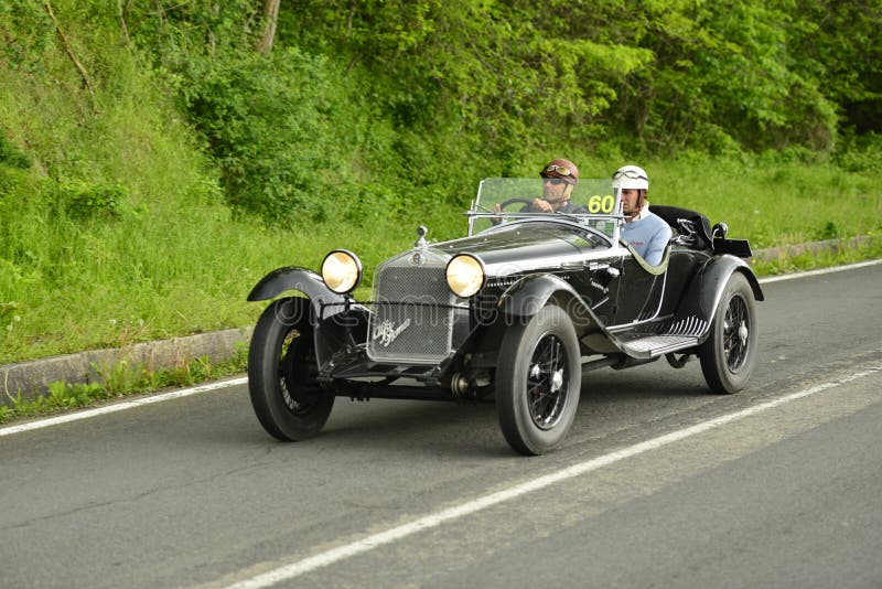 Funzionamento dell'automobile di Alfa Romeo nella corsa di Mille Miglia immagine stock Funzionamento dell'automobile di Alfa Romeo nella corsa di Mille Miglia immagine stock