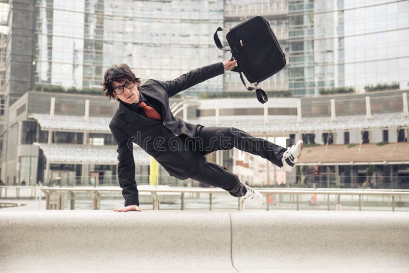 Funzionamento dell'uomo di affari da lavorare fotografia stock libera da diritti Funzionamento dell'uomo di affari da lavorare fotografia stock libera da diritti