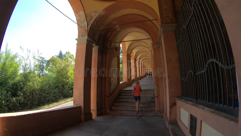 Funzionamento della donna sotto il portico