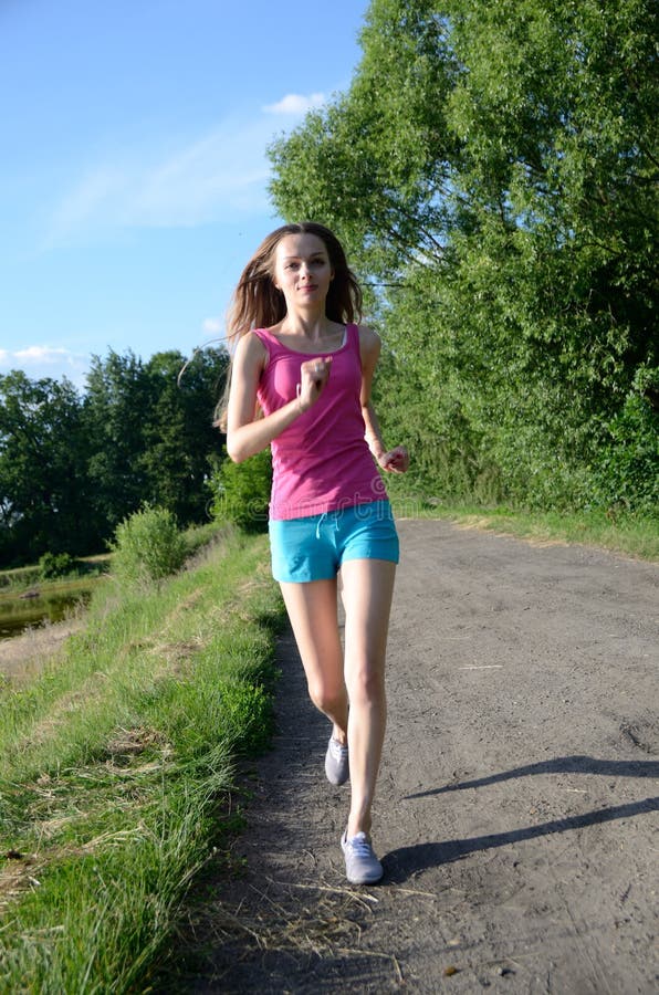 Funzionamento femminile minuta nella foresta immagini stock