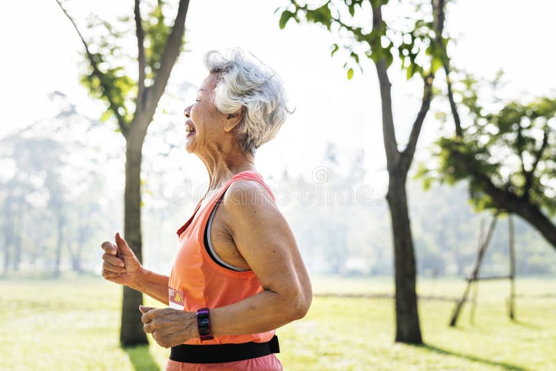 Funzionamento senior dell'atleta nel parco immagini stock libere da diritti Funzionamento senior dell'atleta nel parco immagini stock libere da diritti