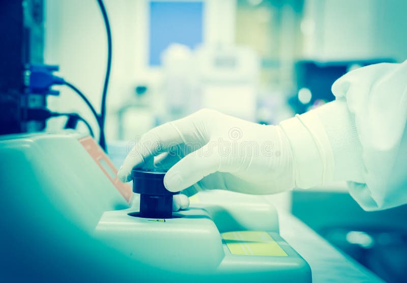 Funzionamento vago dello scienziato della mano immagine stock Funzionamento vago dello scienziato della mano immagine stock