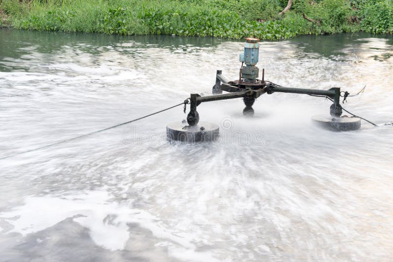 Funzione di trattamento delle acque reflue che lavora al canale sporco fotografia stock Funzione di trattamento delle acque reflue che lavora al canale sporco fotografia stock