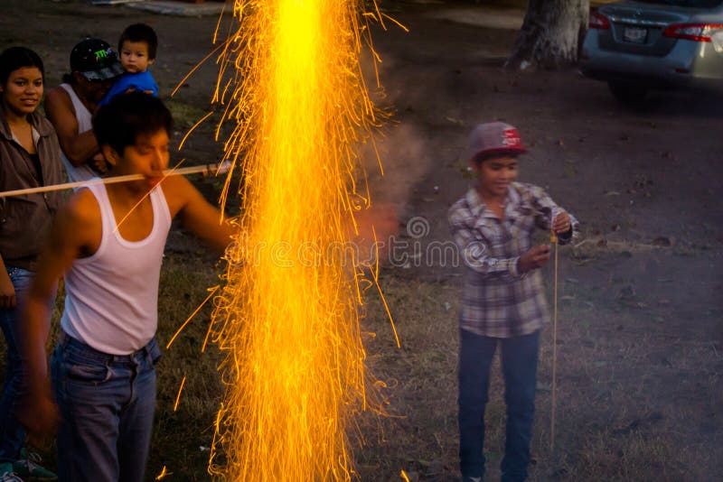 Fuochi d'artificio fotografia stock Fuochi d'artificio fotografia stock