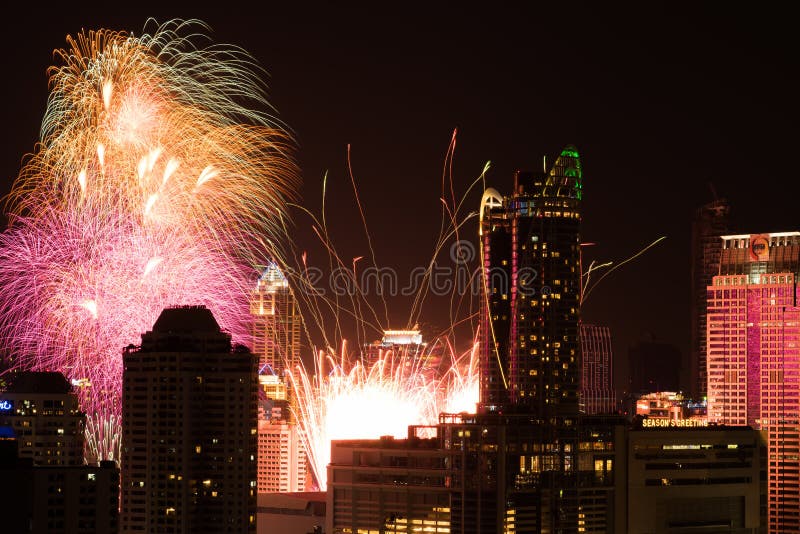 Fuochi d'artificio all'evento di conto alla rovescia del nuovo anno a Bangkok Tailandia immagine stock Fuochi d'artificio all'evento di conto alla rovescia del nuovo anno a Bangkok Tailandia immagine stock