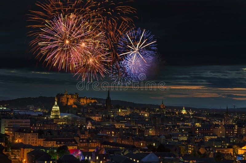 Fuochi d'artificio che splendono sopra la città di Edimburgo fotografia stock libera da diritti Fuochi d'artificio che splendono sopra la città di Edimburgo fotografia stock libera da diritti