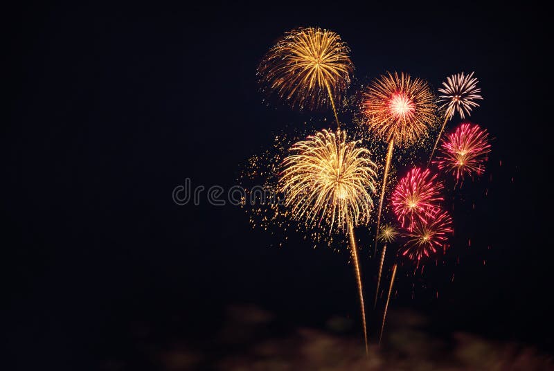 Fuochi d'artificio colorati per festeggiare su sfondo nero
