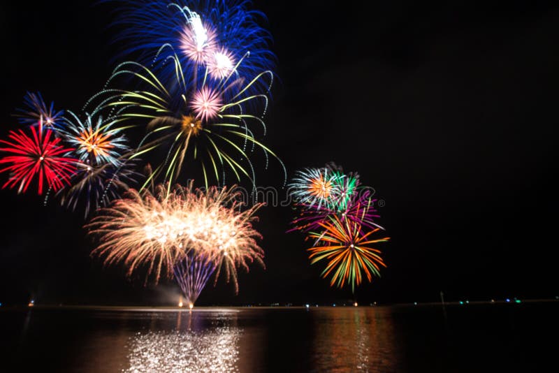 Fuochi d'artificio Colourful immagine stock libera da diritti Fuochi d'artificio Colourful immagine stock libera da diritti
