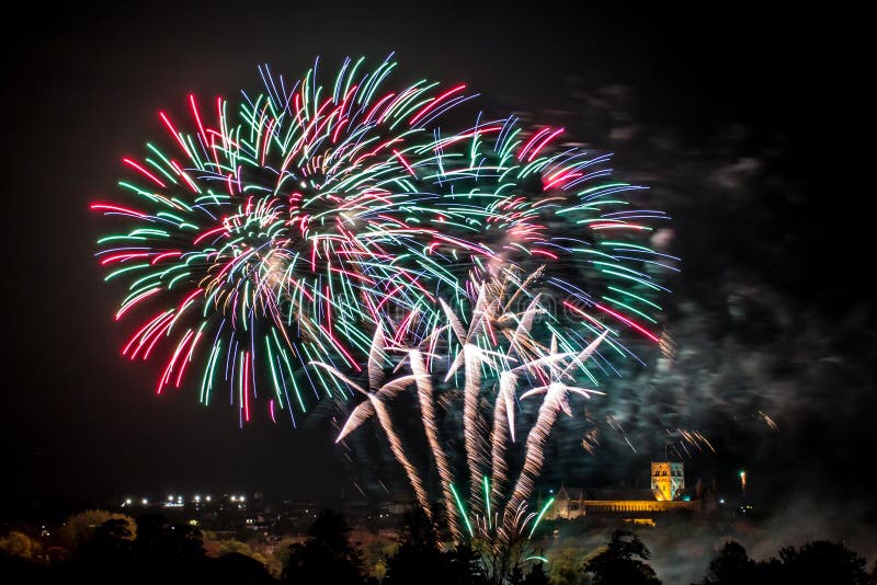 Fuochi d'artificio colourful reali fotografia stock libera da diritti Fuochi d'artificio colourful reali fotografia stock libera da diritti
