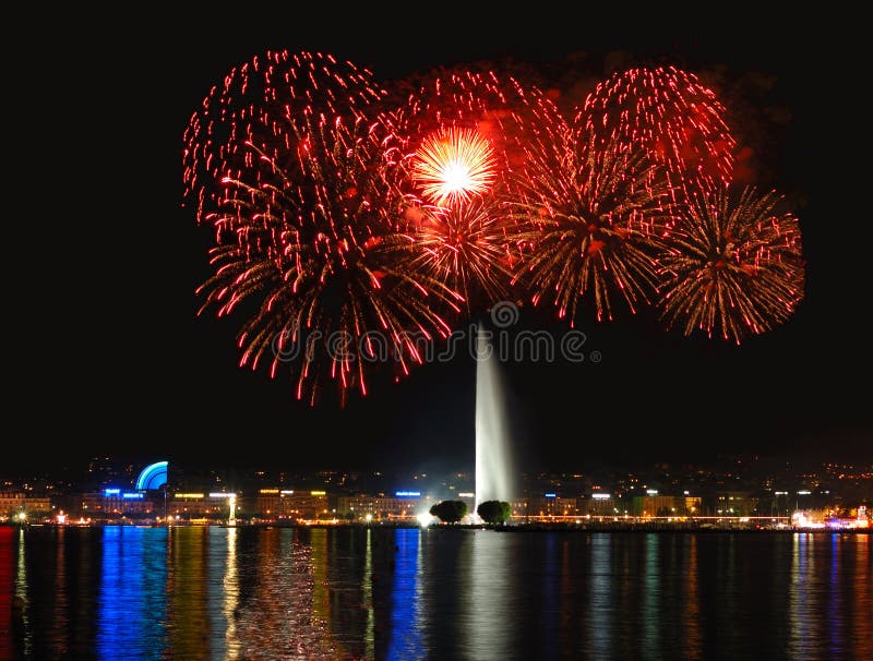 Fuochi d'artificio con la fontana di Ginevra fotografie stock libere da diritti Fuochi d'artificio con la fontana di Ginevra fotografie stock libere da diritti