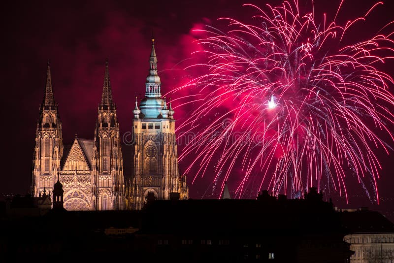 Fuochi d'artificio del castello di Praga fotografia stock libera da diritti Fuochi d'artificio del castello di Praga fotografia stock libera da diritti