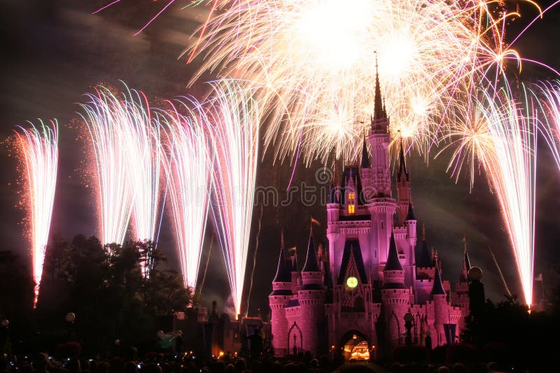 Fuochi d'artificio del castello del mondo di Disney, Orlando fotografia stock libera da diritti Fuochi d'artificio del castello del mondo di Disney, Orlando fotografia stock libera da diritti