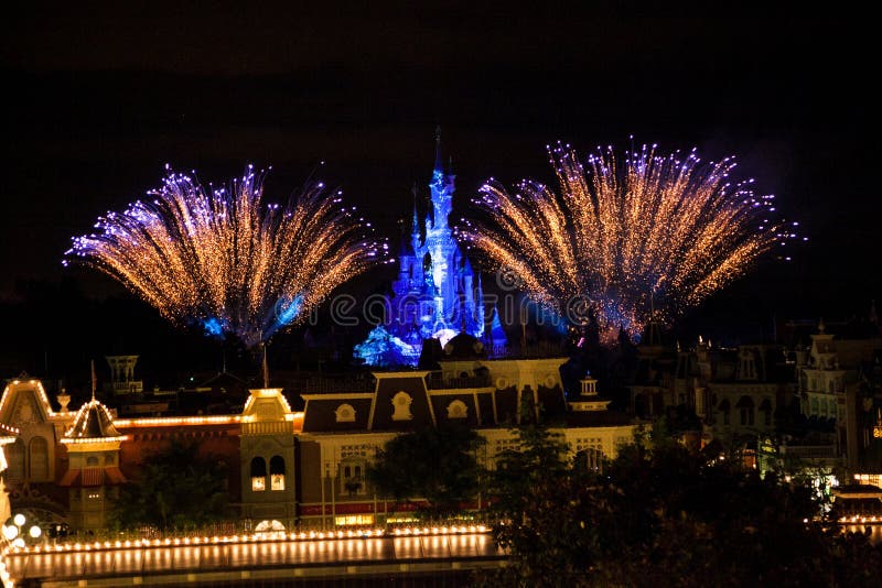 Fuochi d'artificio del Disneyland Resort Parigi fotografia stock Fuochi d'artificio del Disneyland Resort Parigi fotografia stock
