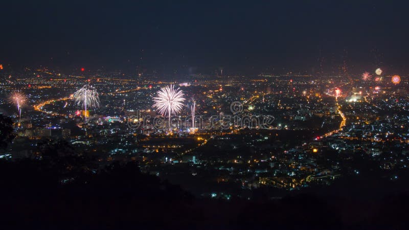 Fuochi d'artificio di celebrazione del nuovo anno sopra paesaggio urbano di Chiang Mai, Tailandia
