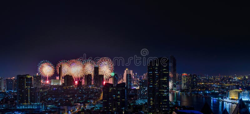 Fuochi d'artificio di celebrazione nella città alla notte Città di Bangkok thailand immagini stock libere da diritti Fuochi d'artificio di celebrazione nella città alla notte Città di Bangkok thailand immagini stock libere da diritti
