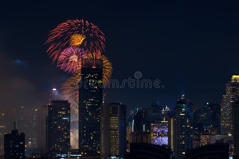 Fuochi d'artificio di celebrazione nella città alla notte Città di Bangkok thailand immagine stock Fuochi d'artificio di celebrazione nella città alla notte Città di Bangkok thailand immagine stock