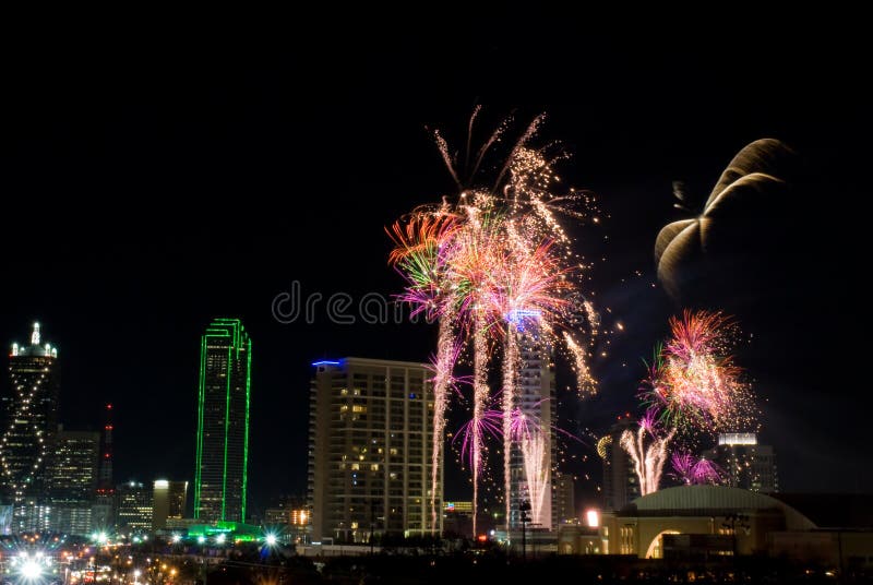 Fuochi d'artificio di Dallas il Texas immagini stock libere da diritti Fuochi d'artificio di Dallas il Texas immagini stock libere da diritti