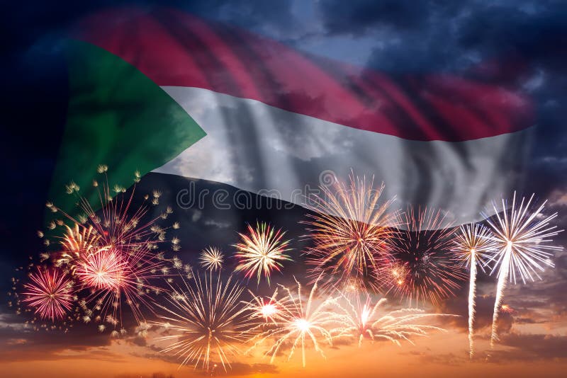 Fuochi d'artificio e bandiera del Sudan. Cielo di festa con i fuochi d'artificio e la bandiera del Sudan, festa dell'indipendenza