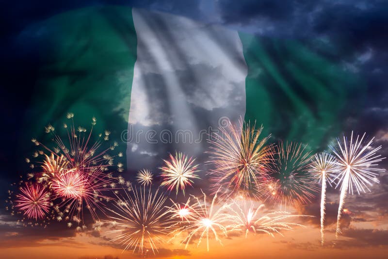 Fuochi d'artificio e bandiera della Nigeria immagine stock Fuochi d'artificio e bandiera della Nigeria immagine stock
