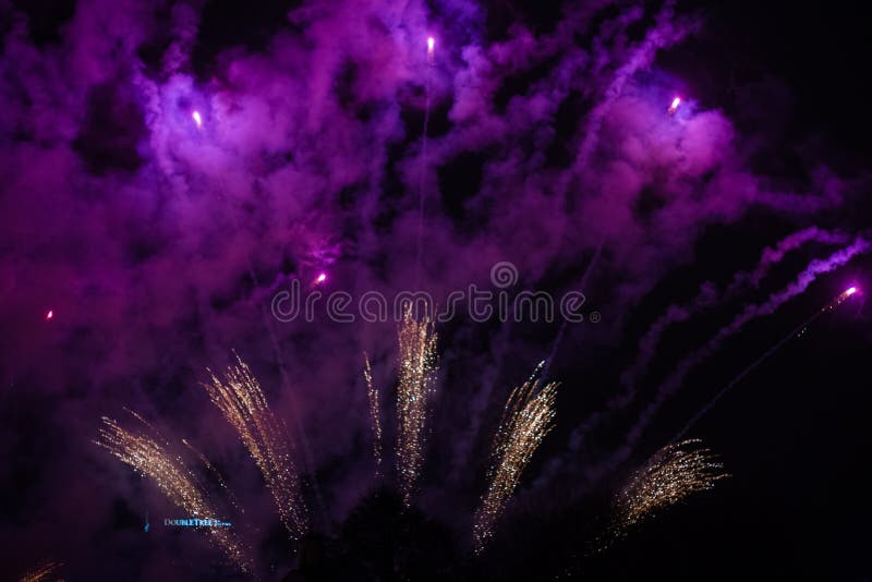 Fuochi d'artificio esplosivi e variopinti di festa a cielo notturno Festa della città di celebrazione Fumo pirotecnico e flash luminosi