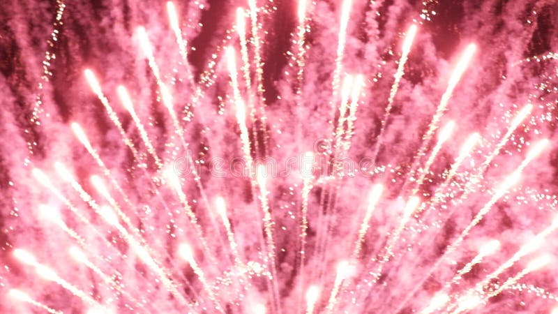Fuochi d'artificio in rosso e oro in nero. Sfocatura. Festa dell'indipendenza, 4 luglio, festività del nuovo anno fotografia stock Fuochi d'artificio in rosso e oro in nero. Sfocatura. Festa dell'indipendenza, 4 luglio, festività del nuovo anno fotografia stock
