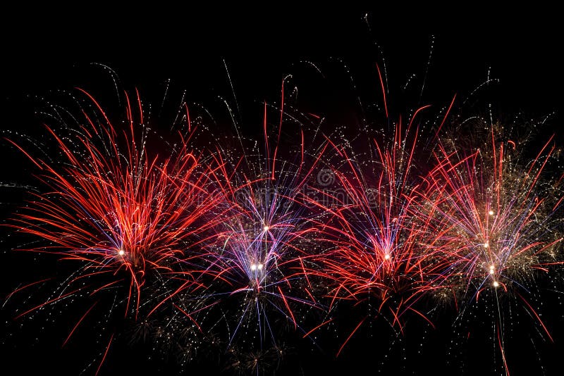 Fuochi d'artificio sopra il cielo nero immagine stock libera da diritti Fuochi d'artificio sopra il cielo nero immagine stock libera da diritti
