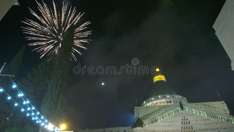 Fuochi d'artificio sopra la basilica del anounciation a Nazaret